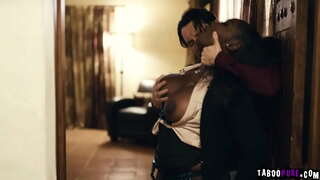 Любитель хоче зайнятися сексом з сексуальною рієлторшею Оса Лавли, а потім купить дім