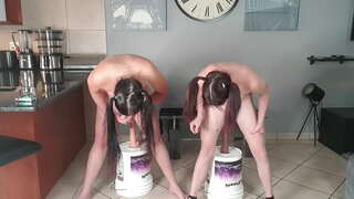 2 nagie małe сиськастые zdziry z dredami obie sprawiają, że wibrator w kucki, seks razem | dildo jazda