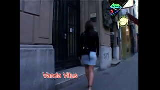 Brunette kageulisan Sarah Blue jeung alam tits rides cock dina sagala posisi