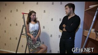 ���ੱਚਾ ਬੈਠਾ ਹੈ ਅਤੇ stares