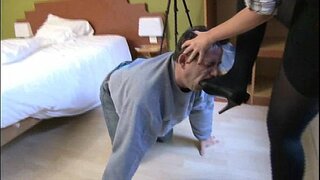 ���ਾਲਕਣ ਬਣਾਉਣ, ਉਸ ਨੂੰ ਮਰਦ ਦੇ ਗੁਲਾਮ lick ਉਸ ਨੂੰ ਉੱਚ ਏੜੀ ਜੁੱਤੇ