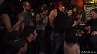 Euro fuck അടിമ ചില ബാർ ഉണ്ടാക്കി, licking and sucking cock