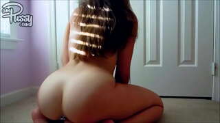 Dildofick auf dem Teppich zu Hause