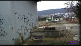 Vajza është shumë me brirë dhe ajo dëshiron të fuck menjëherë edhe në rrugë