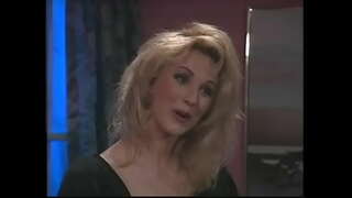 Υπέροχη ξανθιά κυρία είναι χάλια κόκορας και παίρνει το ροζ μουνί βαμμένη στο μαύρο καναπέ